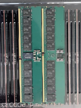 Постачання флеш-пам’яті DRAM і NAND скорочується: масове накопичення запасів у продавців зростає, ціни на пам’ять DDR переходять у цикл зростання